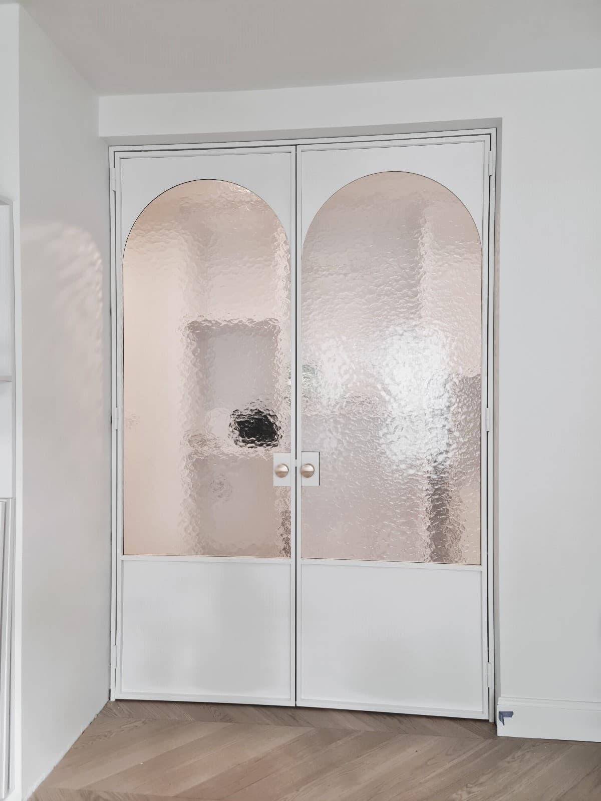 Puerta de acero doble con pintura en polvo blanca y panel curvo