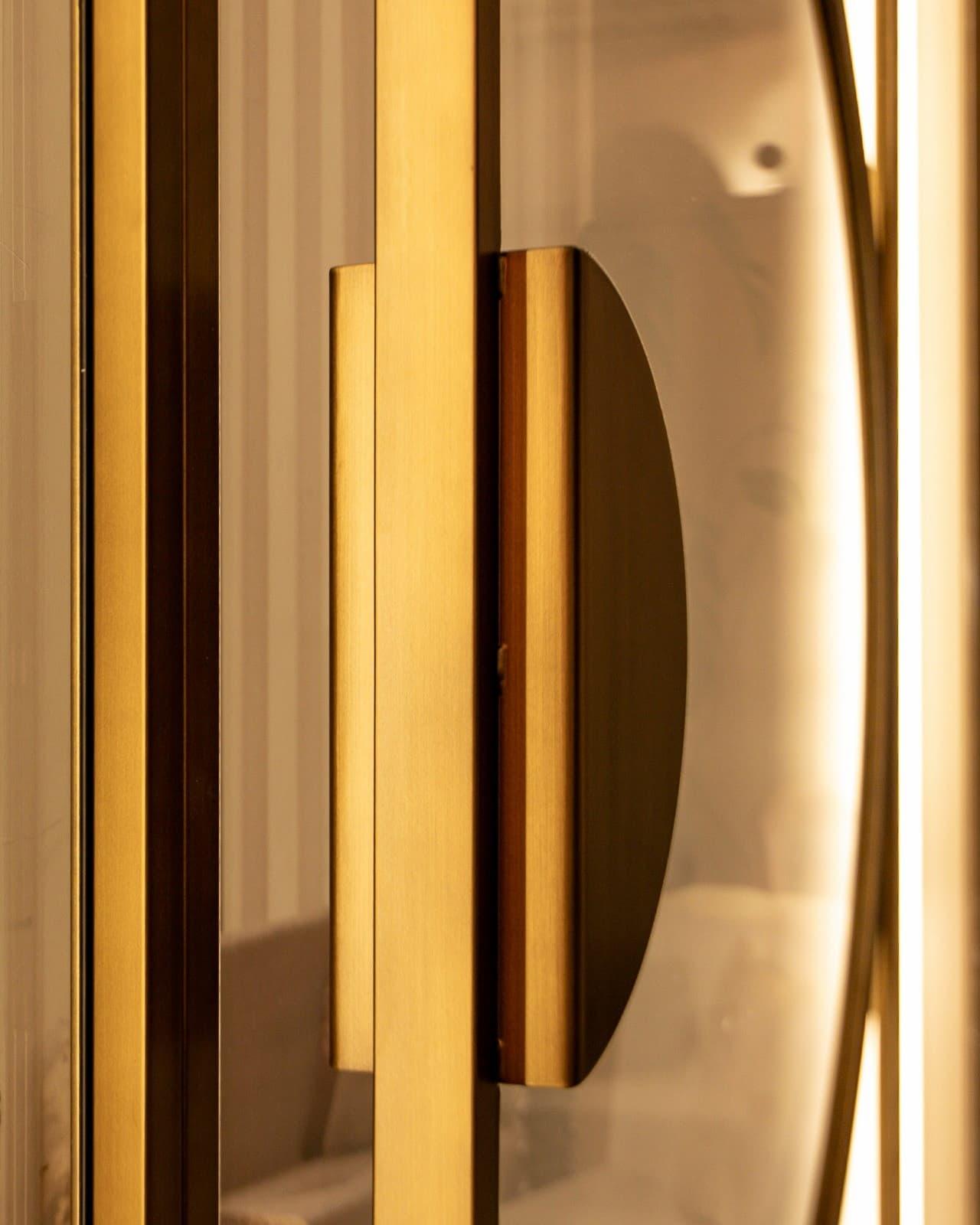 Puerta de acero con tirador luna dorado y cierre magnético