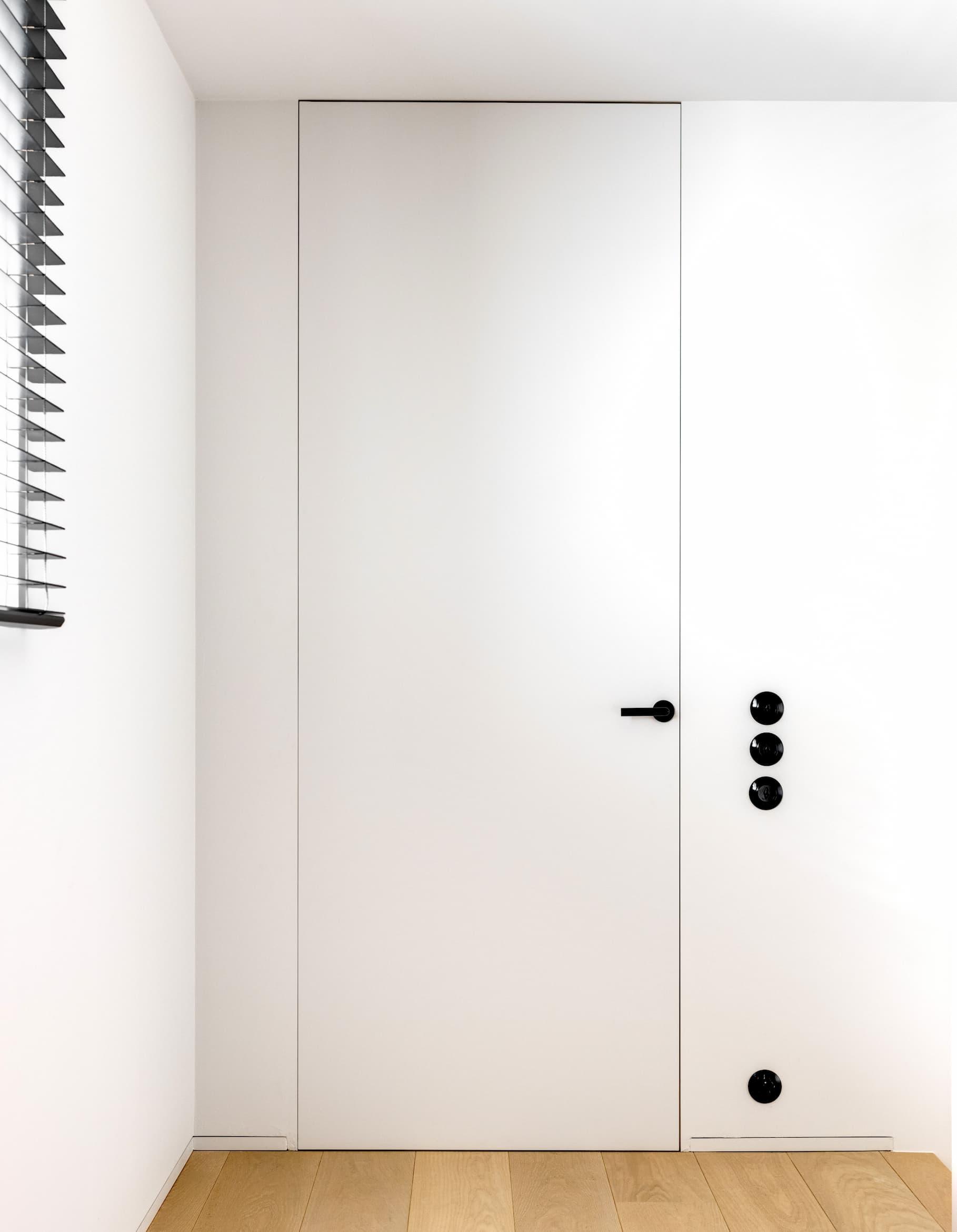 Puerta rasa Xinnix con tirador negro y cerradura magnética